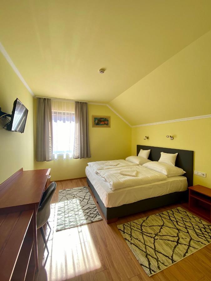 Hotel Rábensteiner Panzió Fertőd Exterior foto