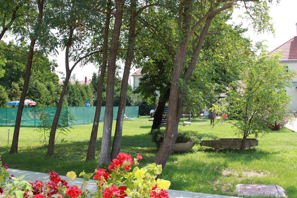 Hotel Rábensteiner Panzió Fertőd Exterior foto