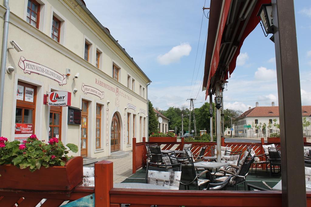 Hotel Rábensteiner Panzió Fertőd Exterior foto